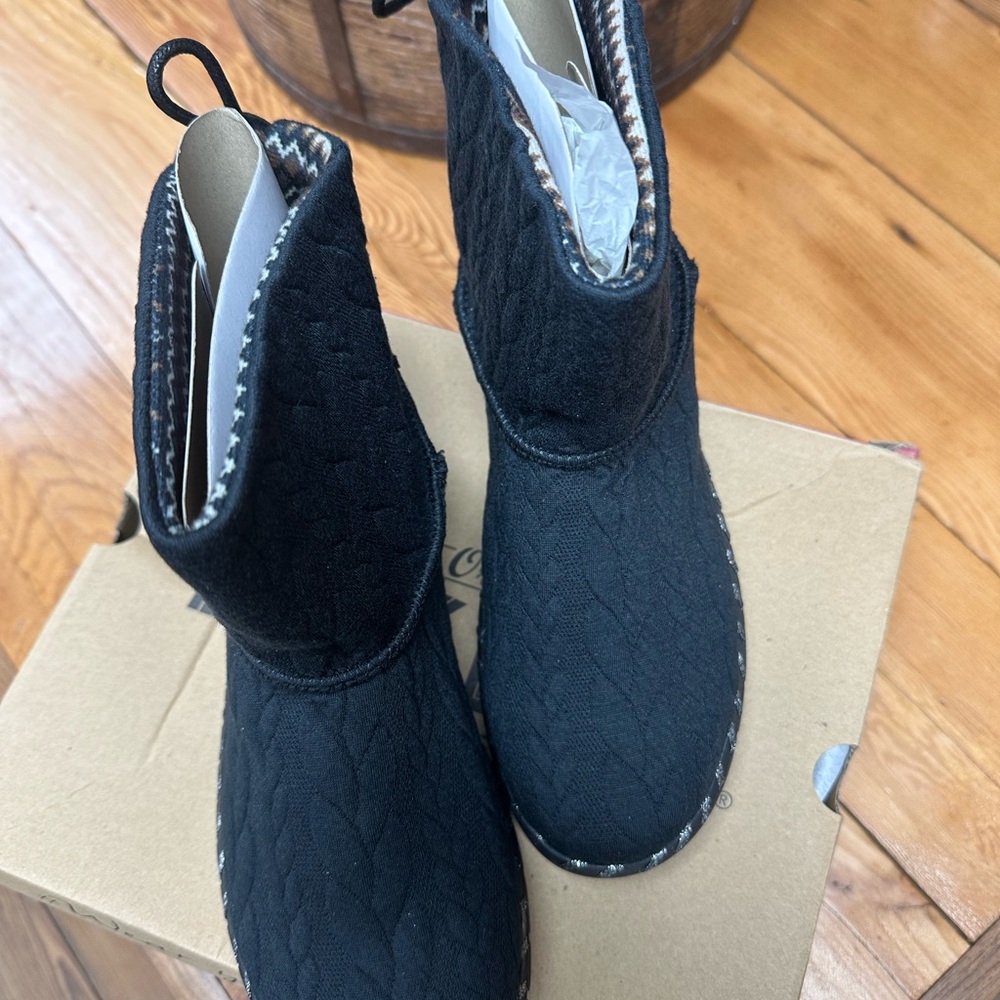 Muk Luks 7.5 Quilted Black Ankle Booties